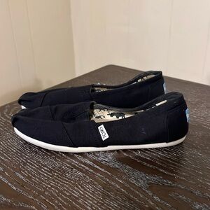 Black TOMS. 8 1/2. Barely worn.